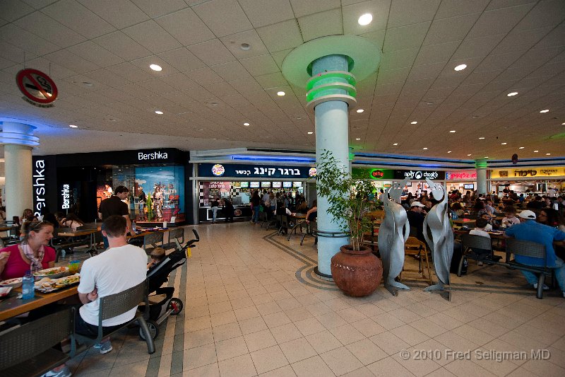 20100416_140656 D3.jpg - Food court, Ramat Aviv Mall